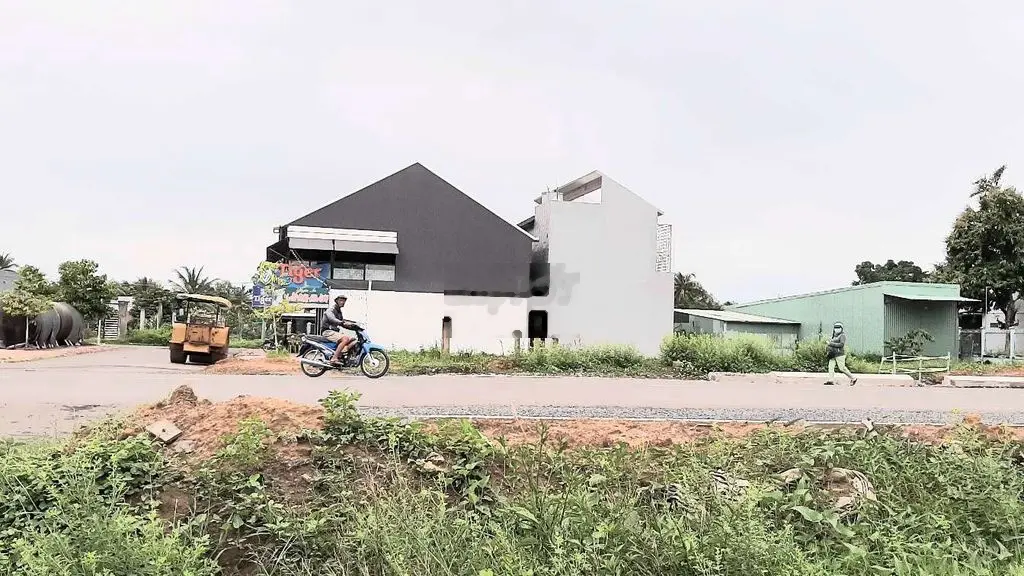 Cần bán gấp lô đất ngay Mặt Tiền Đường Hương Lộ 6, giá 975 triệu. SHR