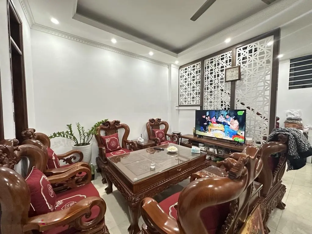Lạc Long Quân Cầu giấy - nhà đẹp như mới - tặng full nội thất - vài bước ra phố 48m2 nhỉnh 8tỷ
