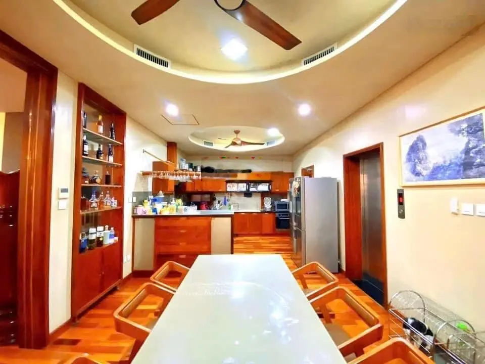 Bán Biệt Thự KDT Nghĩa Đô: Diện tích 300m2, MT 14m, Xây 4Tầng rất đẹp, Gía 83 Tỷ