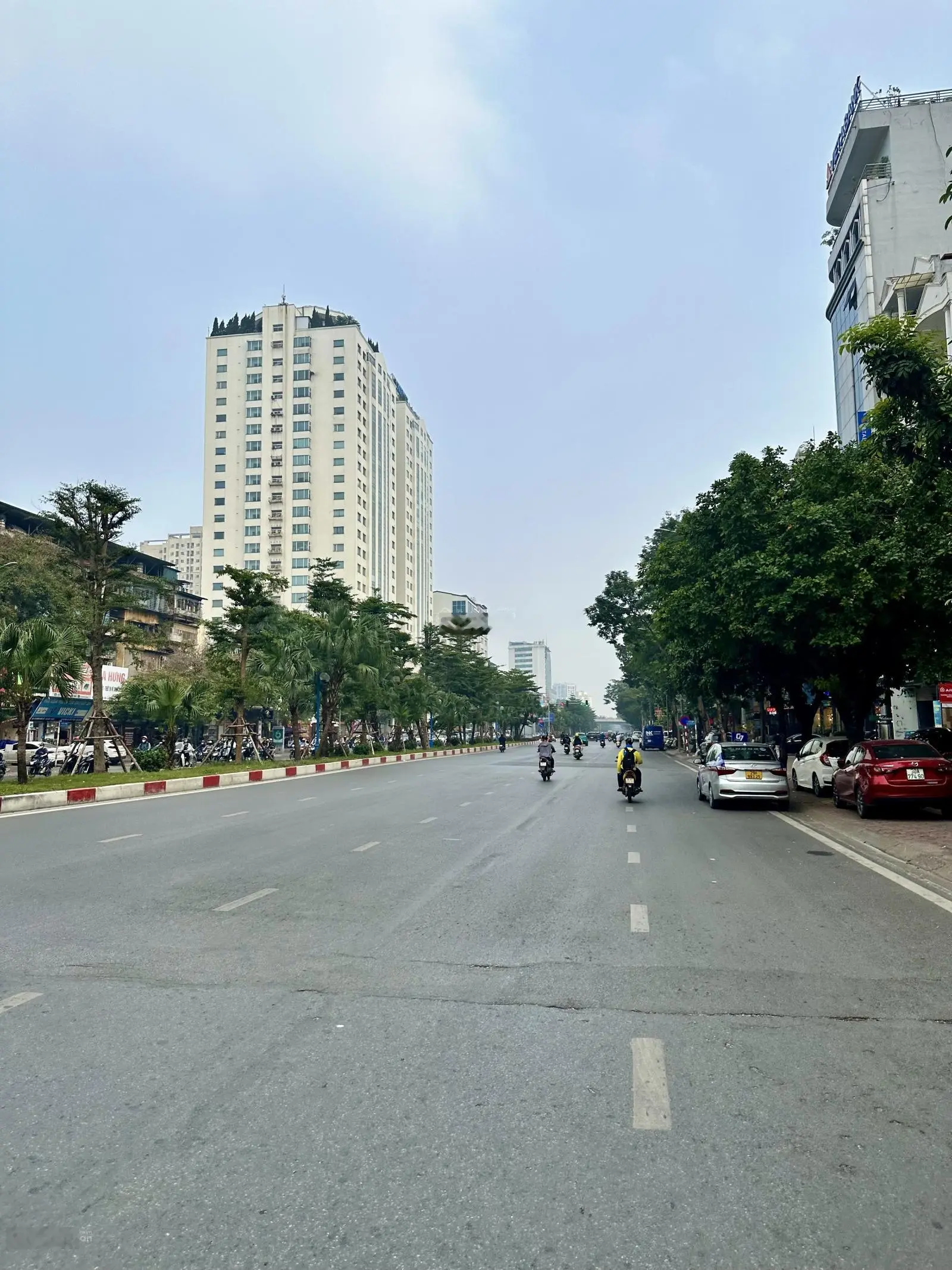 Cần bán tòa nhà lô góc mặt phố Lạc Long Quân, Tây Hồ. DT sổ 450m2 x 12T, MT 15m. Vị trí cực đẹp