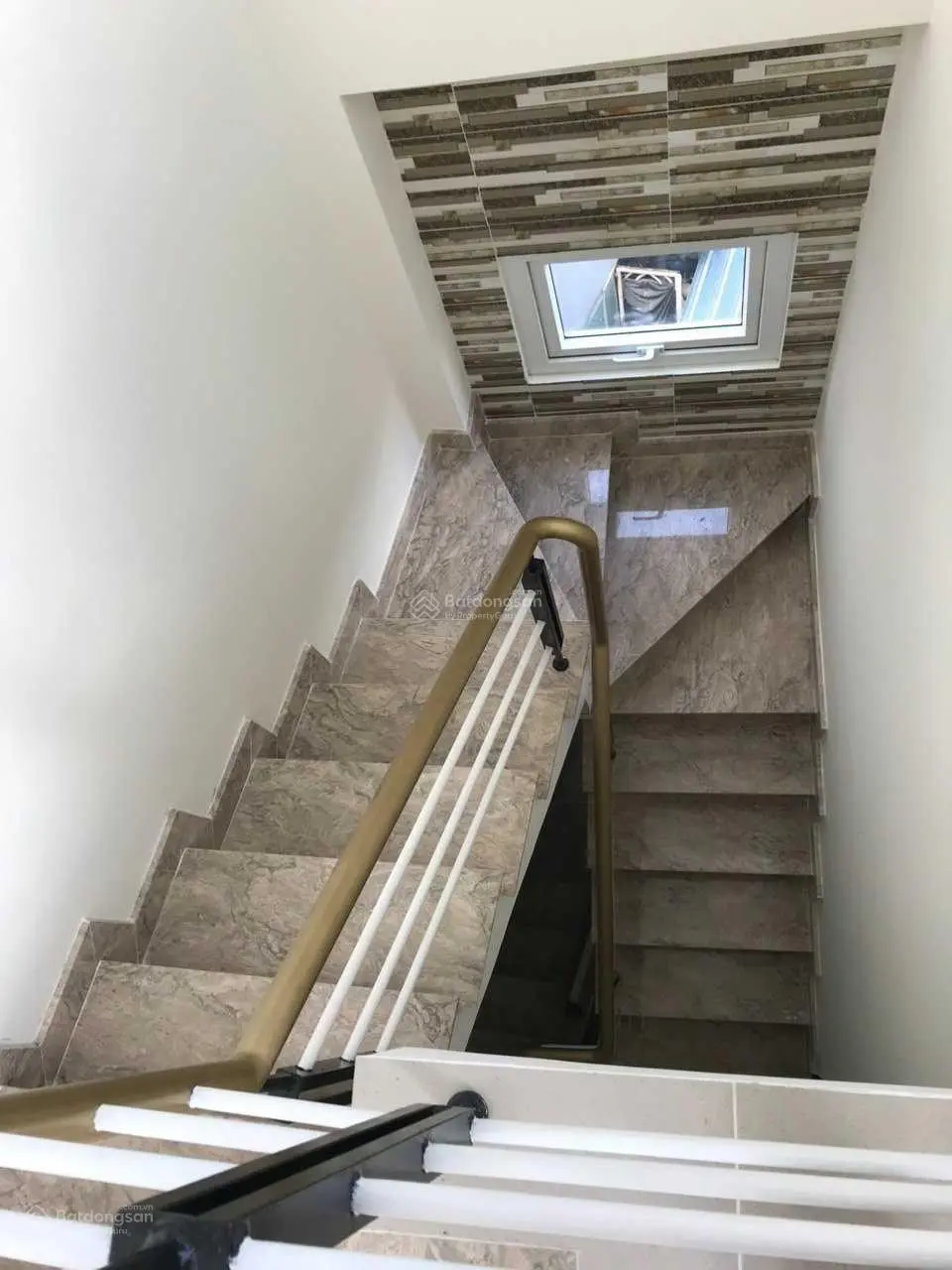 Cần bán nhà gần mặt tiền nội bộ số 7 Thành Thái. DT 5mx6m. Nhà mới 4 tầng. Giá 4.5 tỷ. 0918 966 ***