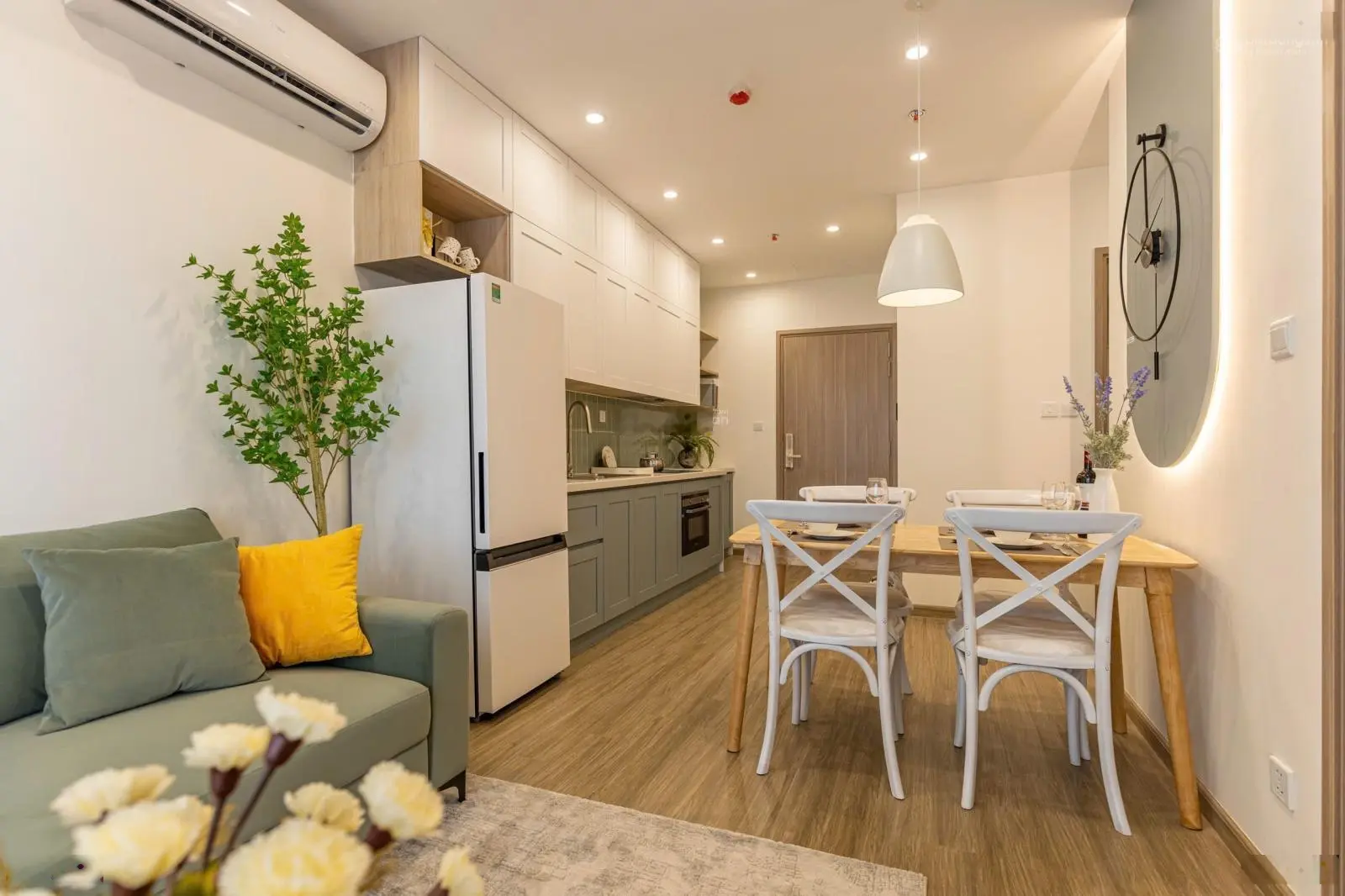 Bán căn 2N2VS 55m2 Vinhomes Smart City, tầng đẹp hướng mát. Giá bán 3.5 tỷ