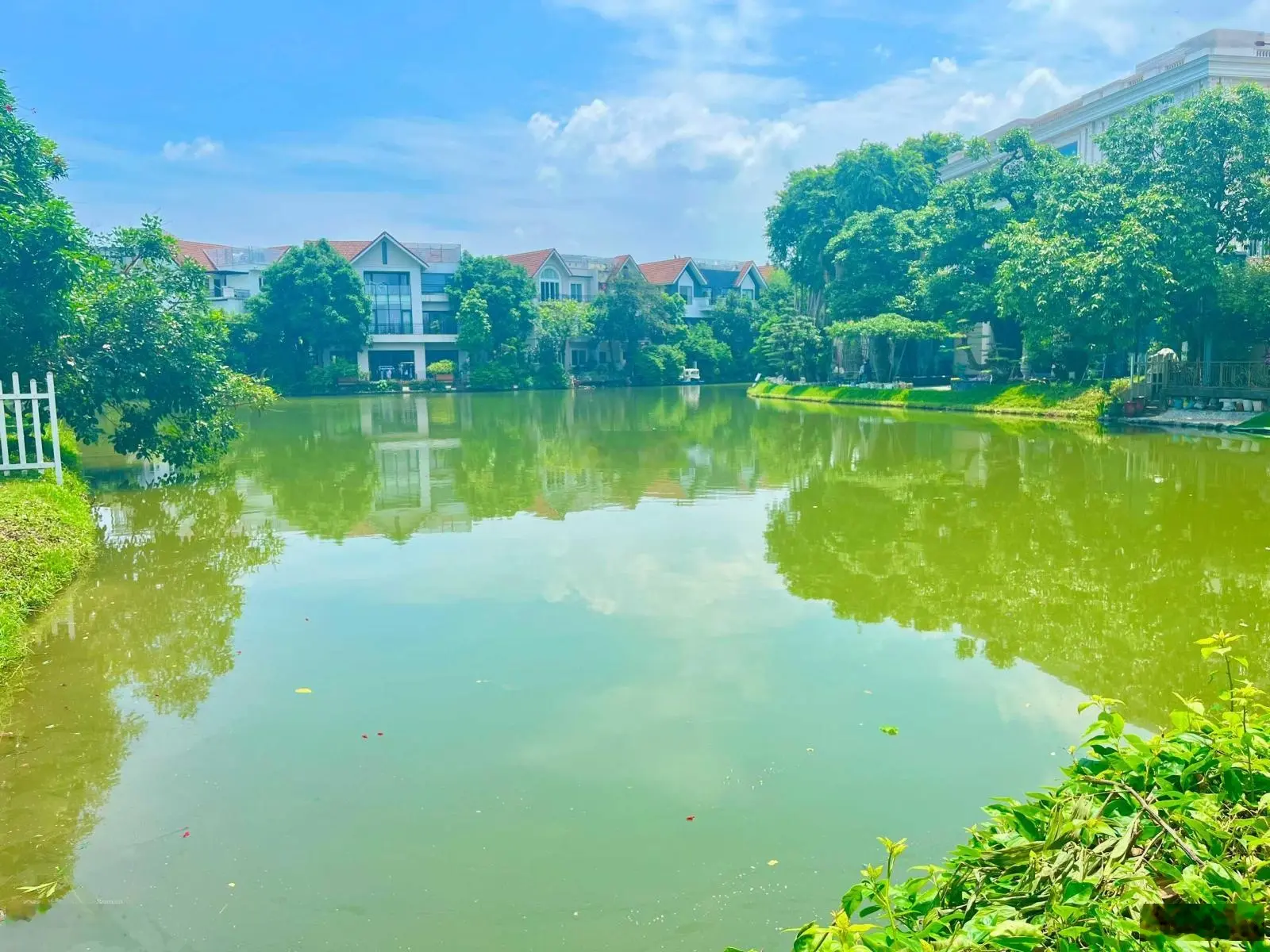 Bán BT Bằng Lăng 05 - 10 hướng TN, diện tích 351m2 XD 623m2 view ngã 3 sông rộng, giá 89tỷ bao phí