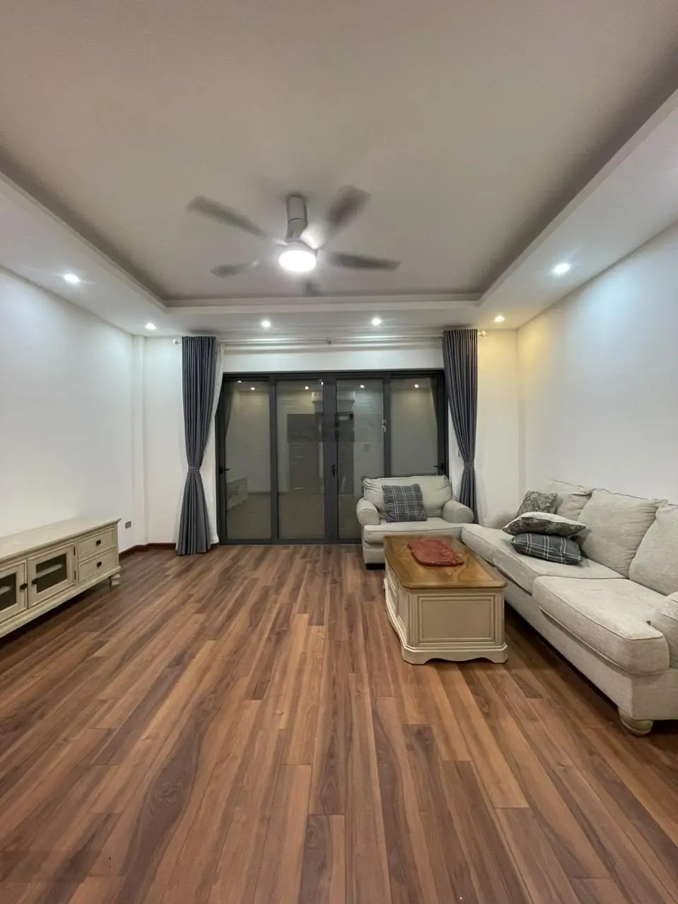 Bán nhà tái định cư Ngọc Thụy 80m2 x 4,5Tx 5,3m MT, thang máy 450kg, ngõ thông 2 ô tô để trong nhà
