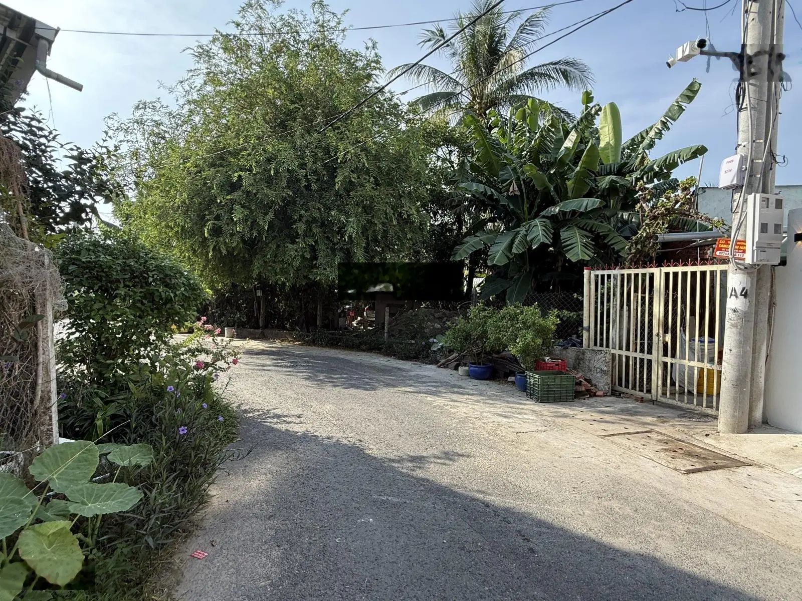 Bán nhà đường nhựa rộng DX 023, nhà 1 trệt 2 lầu đẹp, 3 phòng ngủ, sân oto 7 chỗ