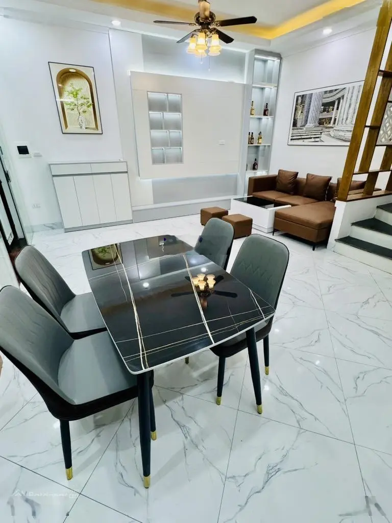 Nhà Nguyễn Khoái, ô tô tránh, 35m2 5 tầng, nhà mới, an ninh, giá 5.9 tỷ