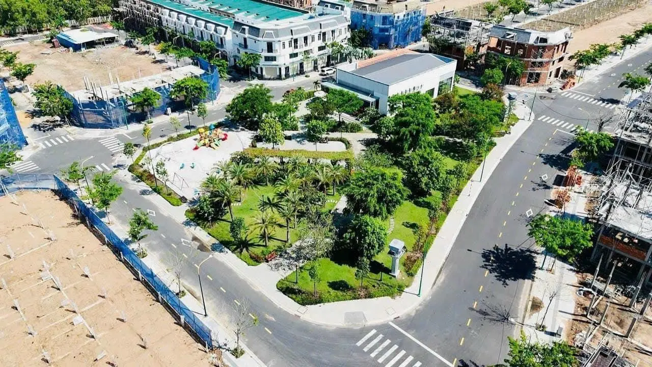 Thanh toán 700 triệu để sở hữu nhà phố 1 trệt 2 lầu 3 phòng ngủ, đầy đủ nội thất.