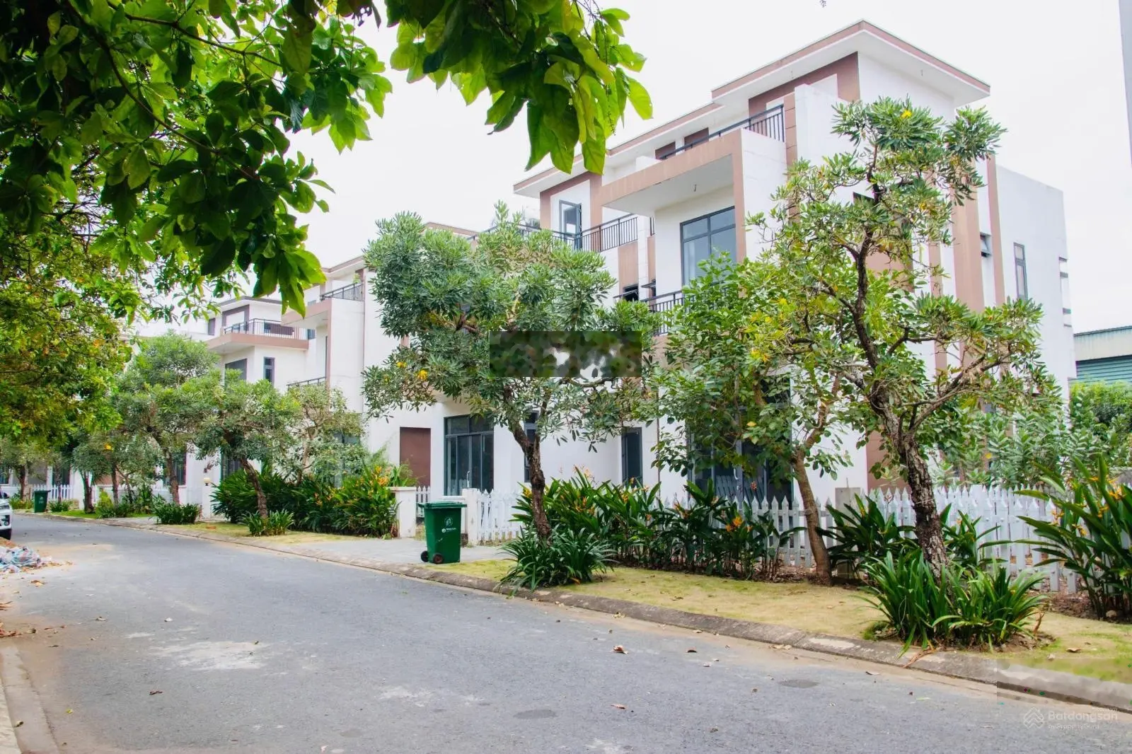 Trần Anh Riverside biệt thự vườn ven Sông đẹp, sổ hoàn công DT 8x14. Giá: 2,3 tỷ. LH: 0902 396 ***