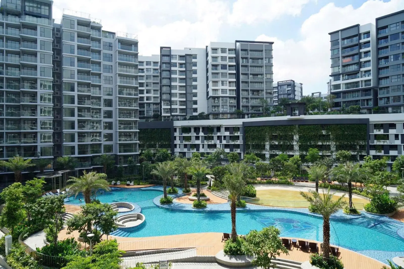 Bán căn hộ 3PN Celadon City sân bay 120m2 giá 7.3 tỷ .xe oto vài tận cửa Lh 0394 000 ***