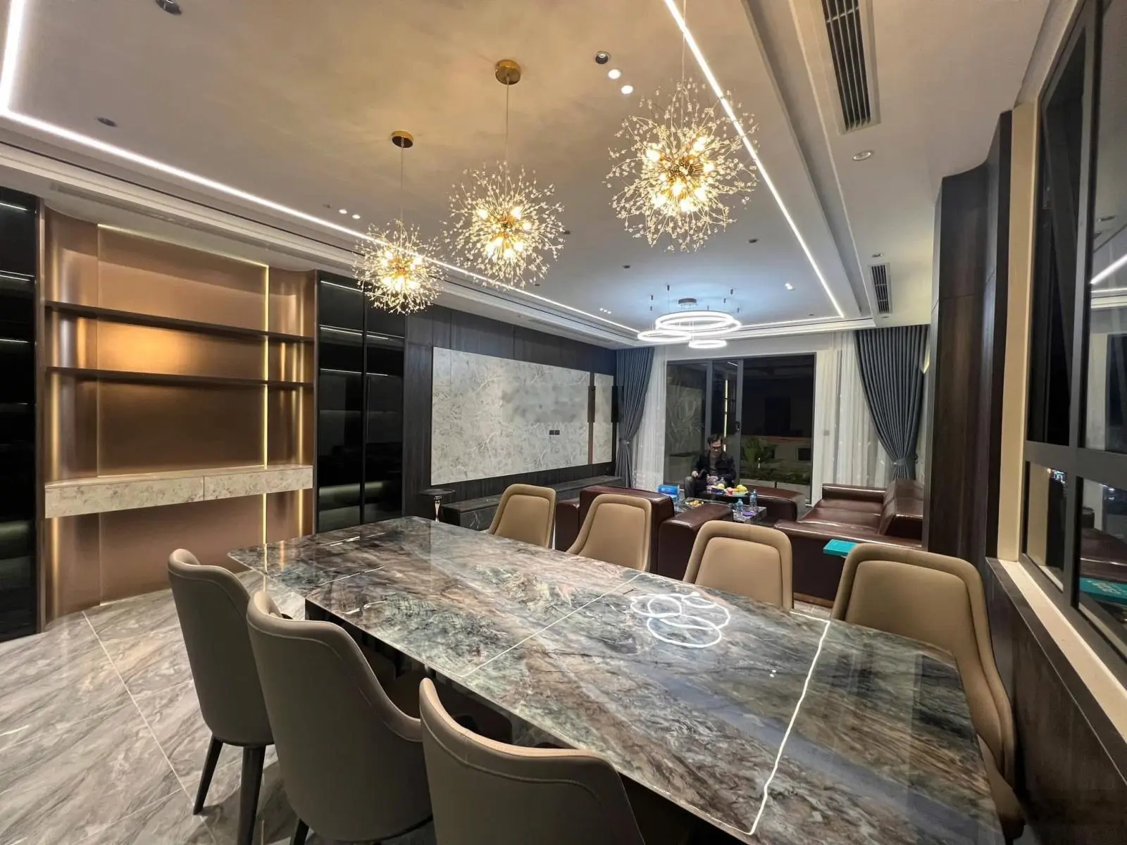Phố vip Nguyễn Văn Cừ có ngay hàng hiếm ô tô ngủ trong nhà, thang máy xịn, ngay ko tô tránh ở sướng