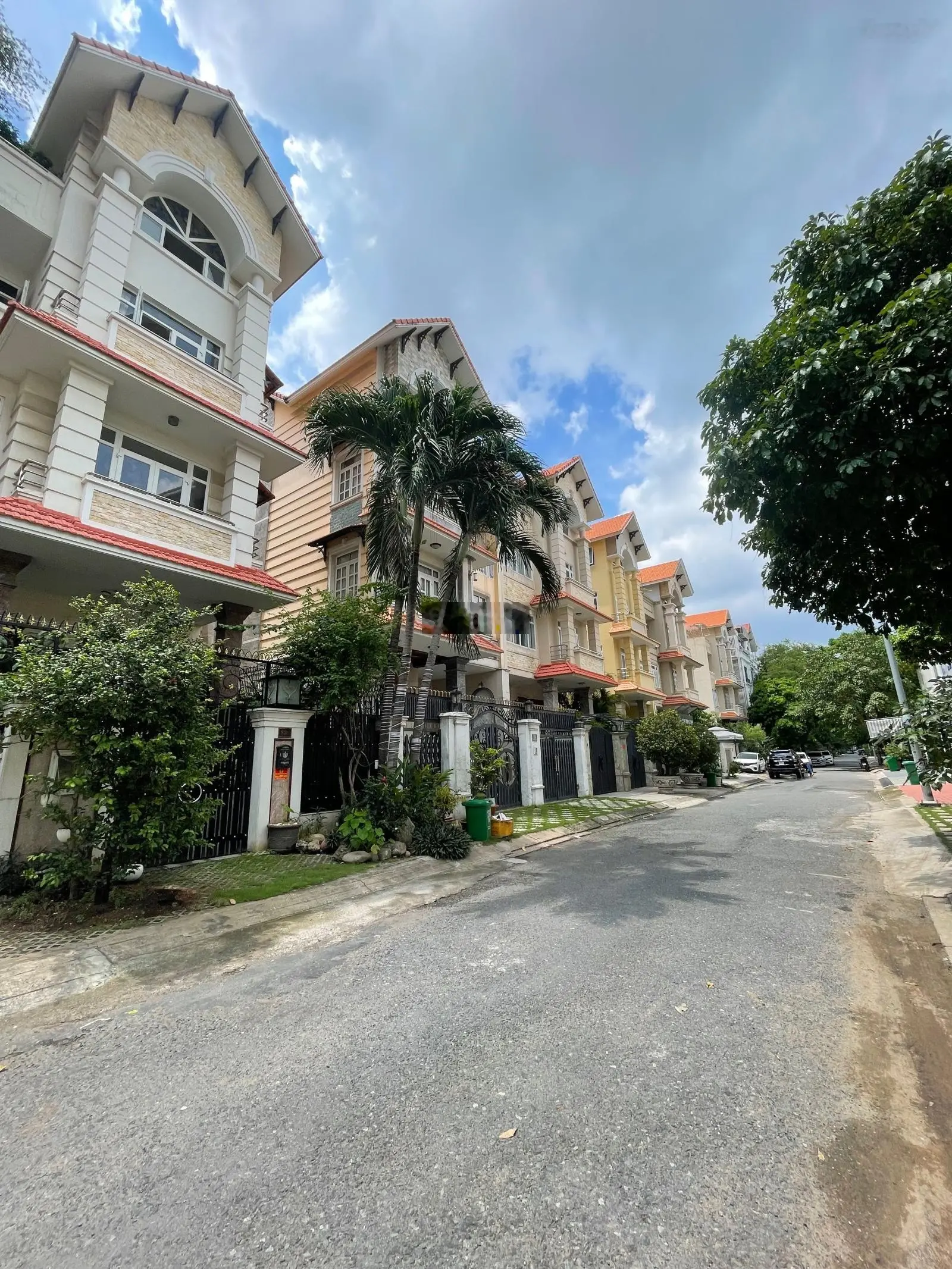 Quận 7 Nguyễn Thị Thập , Hiếm Biệt Thự Him Lam 10 x 20M , 5 Tầng , giá 70 tỷ TL 0909 686 ***