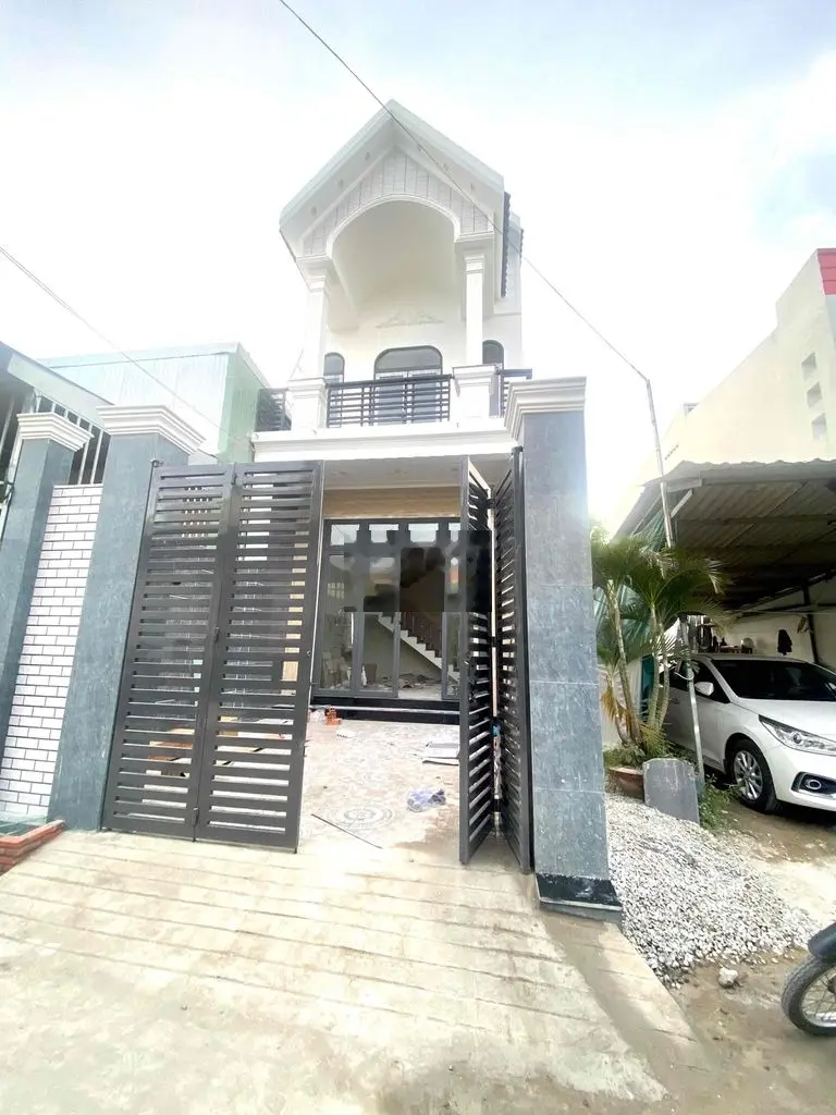 BÁN NHÀ LẦU MỚI 100% DIỆN TÍCH RỘNG CÓ SÂN ĐẬU OTO SỔ HỒNG HOÀN CÔNG