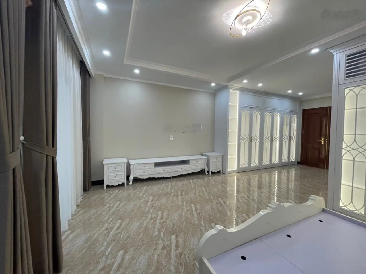 Bán tòa nhà 10 tầng, mặt tiền 6,6m phố Trần Duy Hưng, vị trí cách phố đúng 1 nhà, giá: 32 tỷ