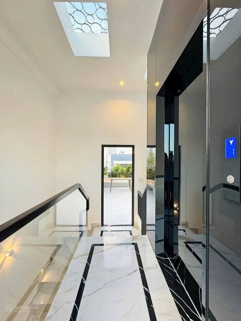 Căn siêu phẩm có thang máy - xe hơi ngủ trong nhà