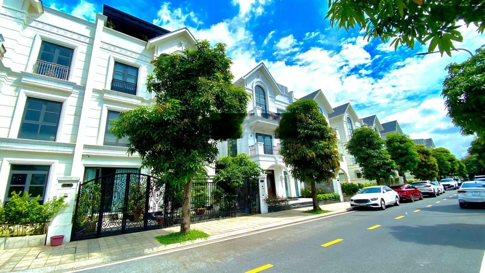 Bán Biệt thự San Hô DT 133m2, 4T, MT 8,9m, gần hồ 24,5ha. Giá 27 tỷ