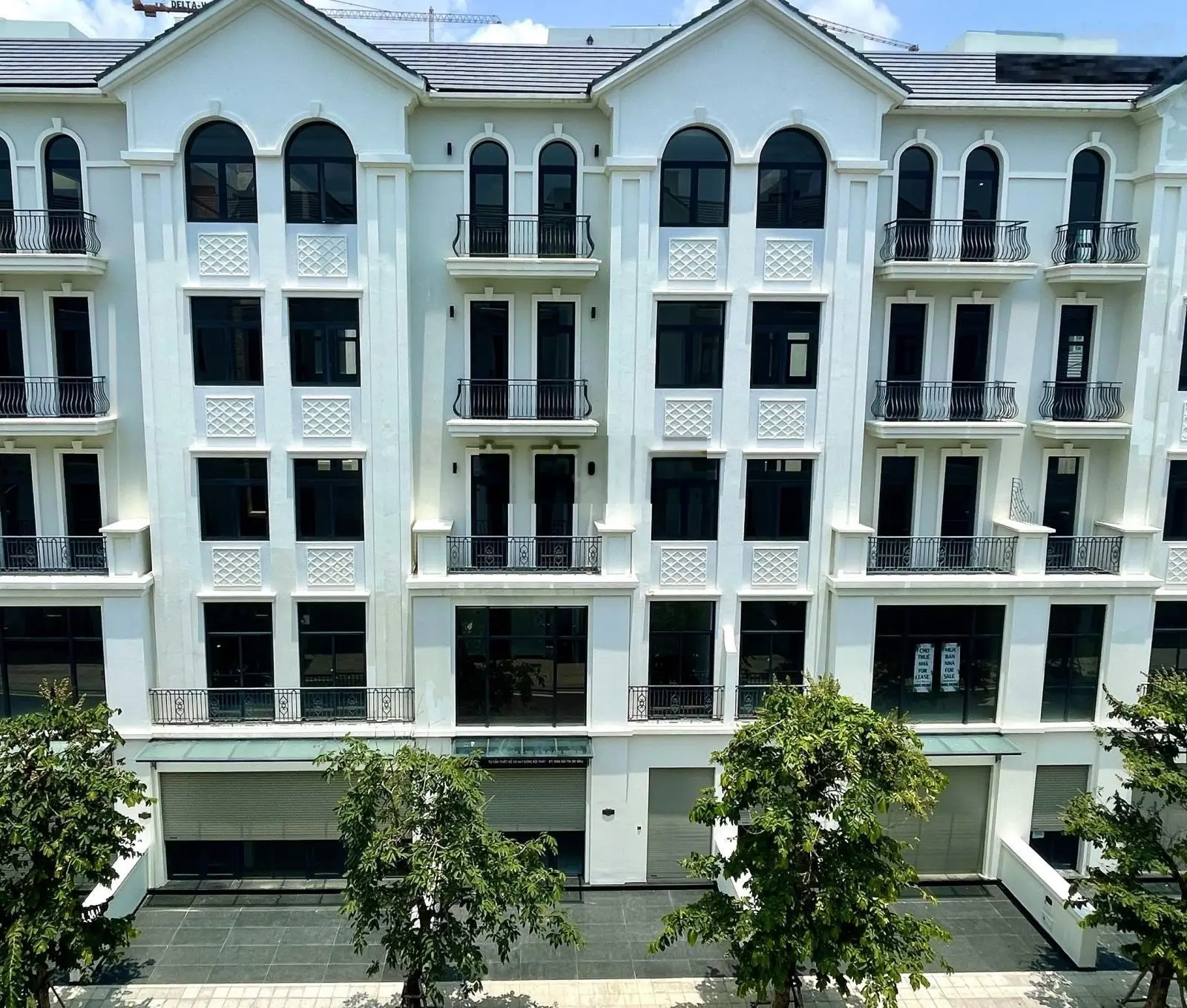 Bán căn nhà phố hoàn thiện cơ bản, sẵn hợp đồng thuê chỉ 17 tỷ, có sổ hồng tại Vinhomes Grand Park
