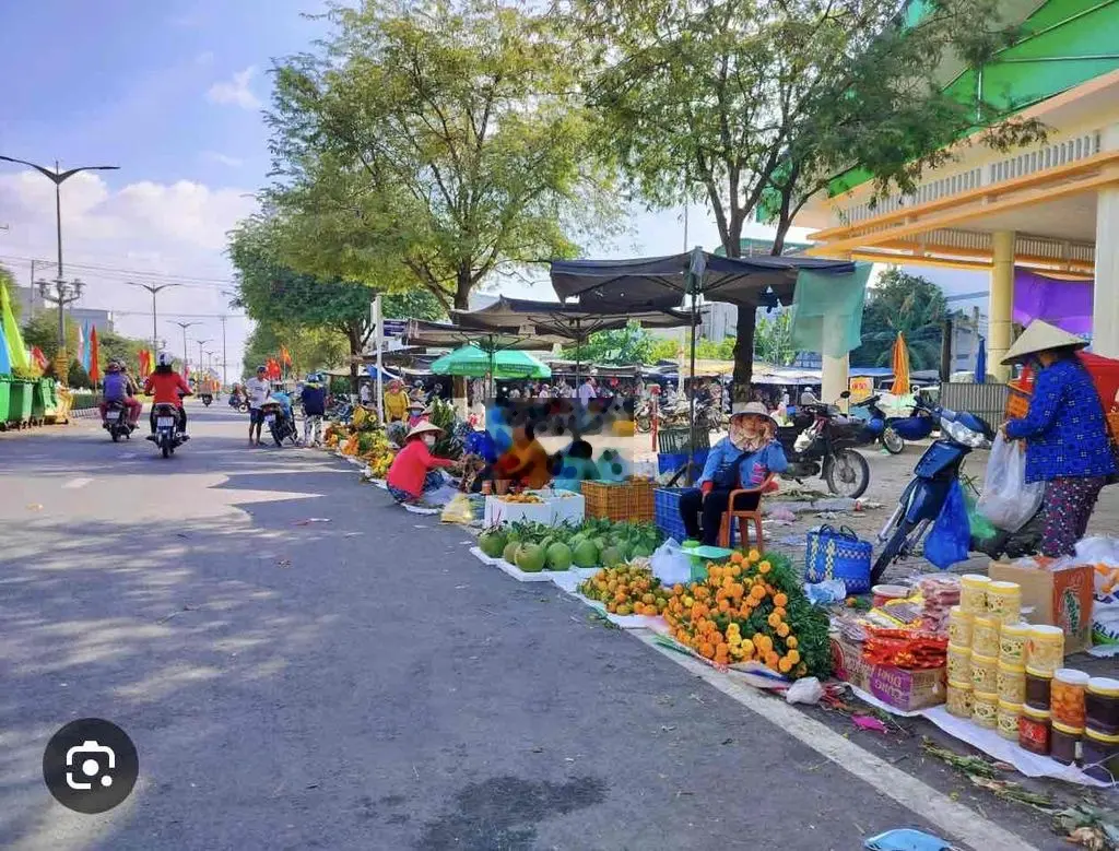 Đất mặt chợ Đông Đoài