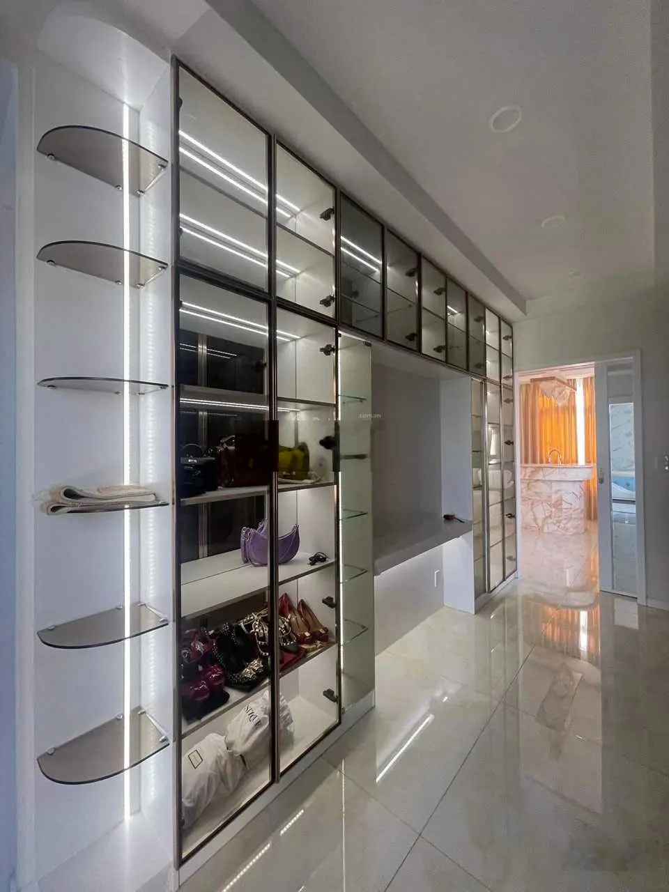 Định cư cần bán giá tốt căn Verosa Khang Điền diện tích 8x18.5m, full nội thất cao cấp có hồ cá Koi
