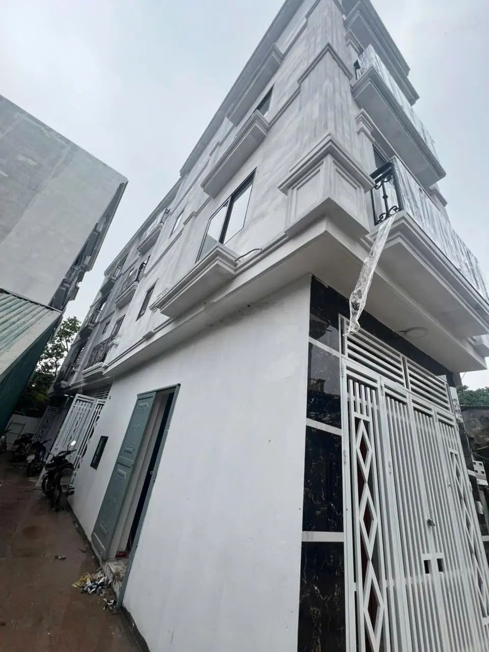 Nhà 4 tầng ô tô đỗ cửa giá rẻ tại Phụng Châu