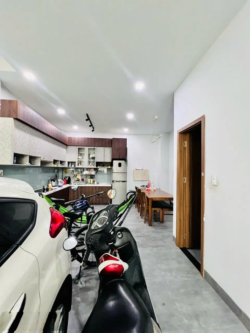 Nhà thiết kế hiện đại XD Kiên cố 1T2L + sân thượng Đ. Cây Keo p. Tam Phú gồm 3PN 3WC + sân đậu oto