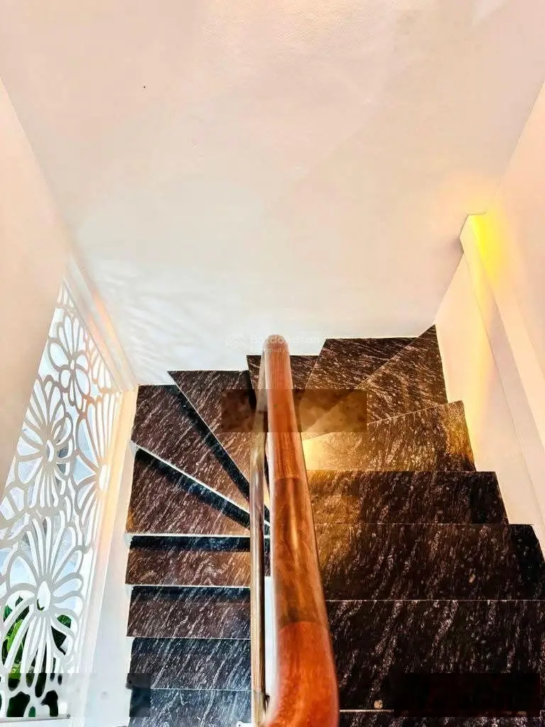 Hiếm, gấp: Bán nhà 8,9 tỷ, sổ đỏ 64m2, 4 tầng, ngã tư Lò Đúc - Trần Khát Chân, cách phố 15m