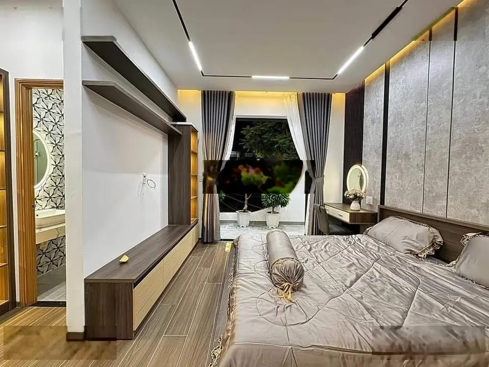 Nhà đầy đủ nội thất Quận 11, 4 phòng ngủ, bán 4,5 tỷ sổ hồng sang tên ngay
