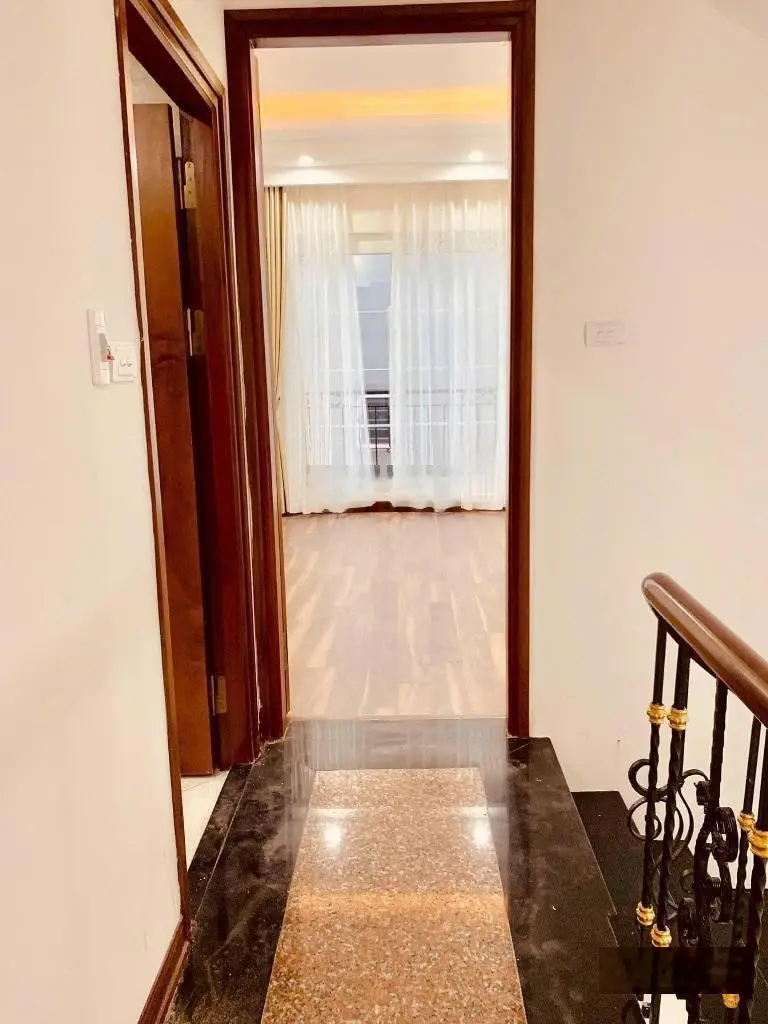 Bán nhà 206 Cổ Linh 40m2 x 4 tầng ô tô đỗ cửa Ngõ thông ra đường Bát Khối rất tiện lợi đi lại