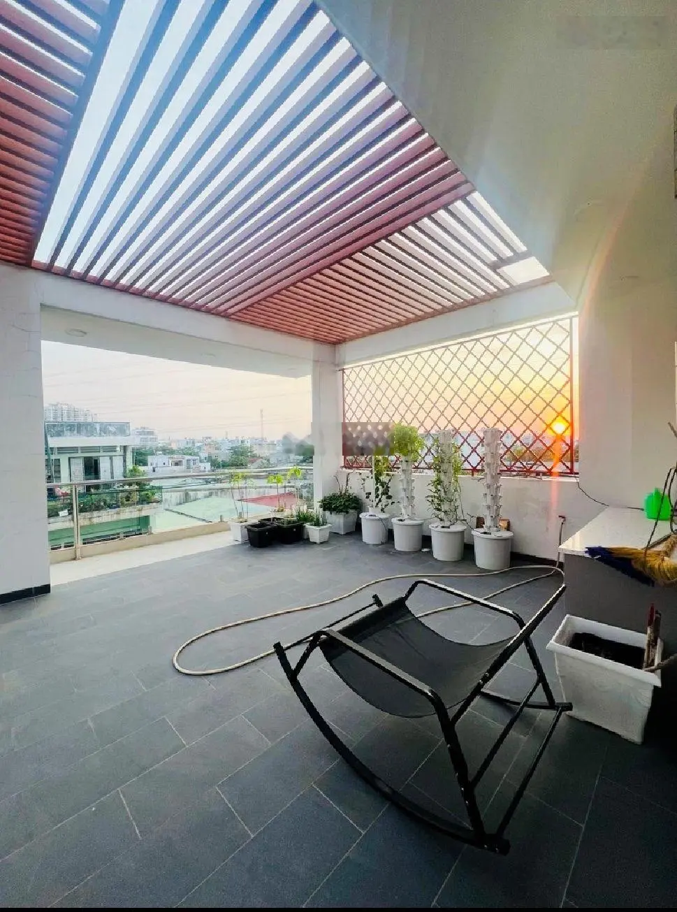 Bán biệt thự vip Hồ Ngọc Lãm, An Lạc, Bình Tân, DT 200m2 - 10 x 20m - 3 tầng, giá 19.9 tỷ TL