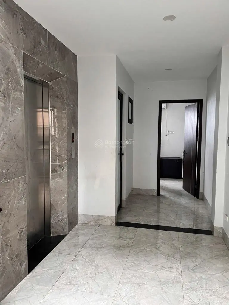 Nhà phố hoàng cầu, 64m, 7 tầng, thang máy, ô tô đỗ cửa. kinh doanh đỉnh.