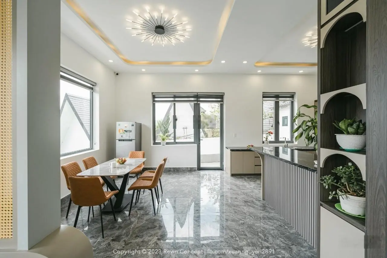 Bán biệt thự Nam Hồ 8 phòng ngủ sân rộng, view cực chill giá 15,5 tỷ