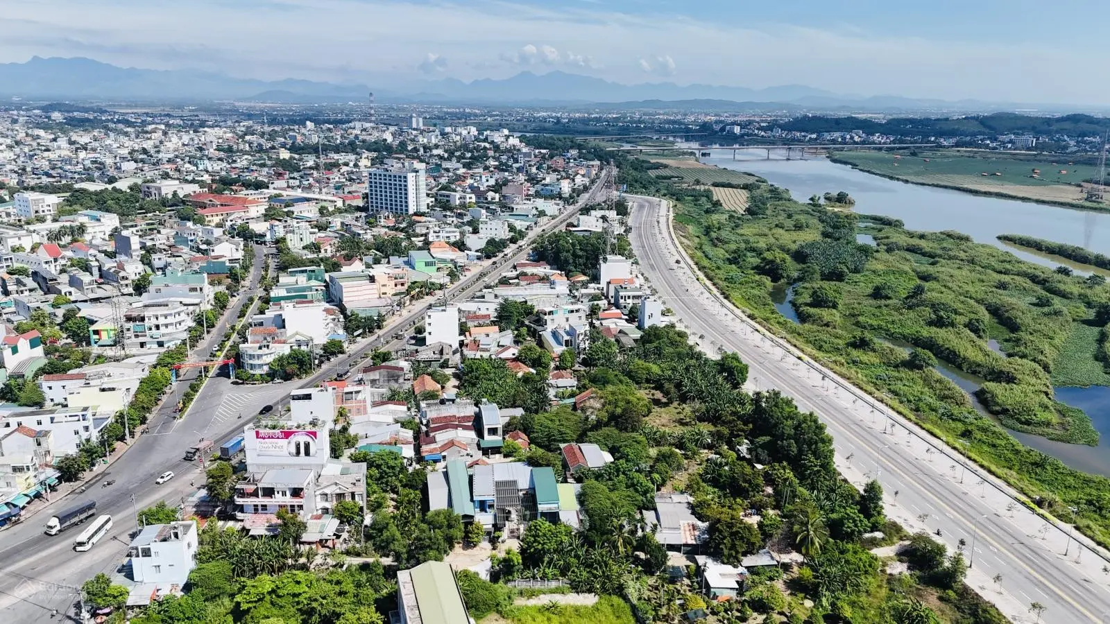 Bán nhà 3 tầng ngã 4 Lê Trung Đình - Đinh Tiên Hoàng nhà mới toanh! Vị trí đẹp giá 2tỷ5