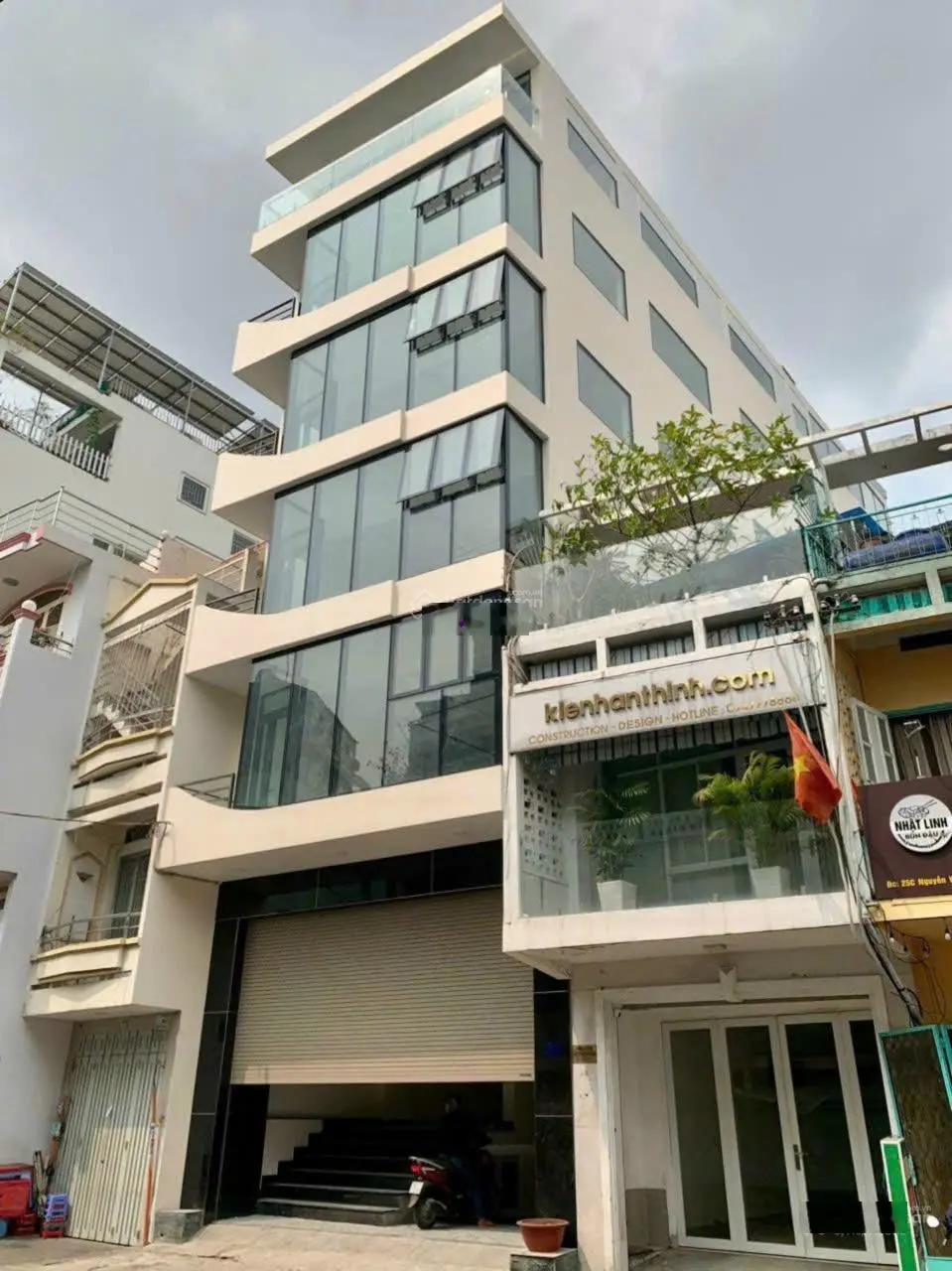 Bán gấp nhà MT ngay Trần Hưng Đạo Quận 1 DT 4.5m x 21m 4 Tầng đang có HĐ thuê, giá 33 tỷ