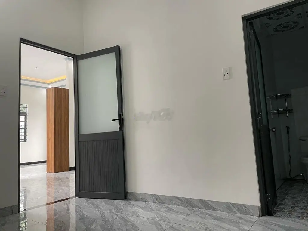 Nhà 100m2 mới xây xong, 3pn, 2vs, chỗ để ô tô, cách 50m đến đường CMT8