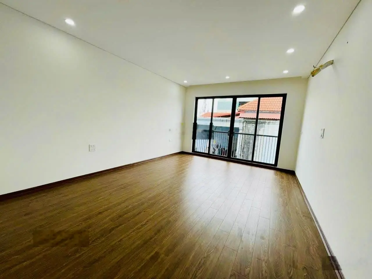 Chính chủ cần bán nhà 50m2 xây 5 tầng 1 tum ô tô vào nhà, nhà xây mới hoàn toàn, giá bán chỉ 10.6tỷ