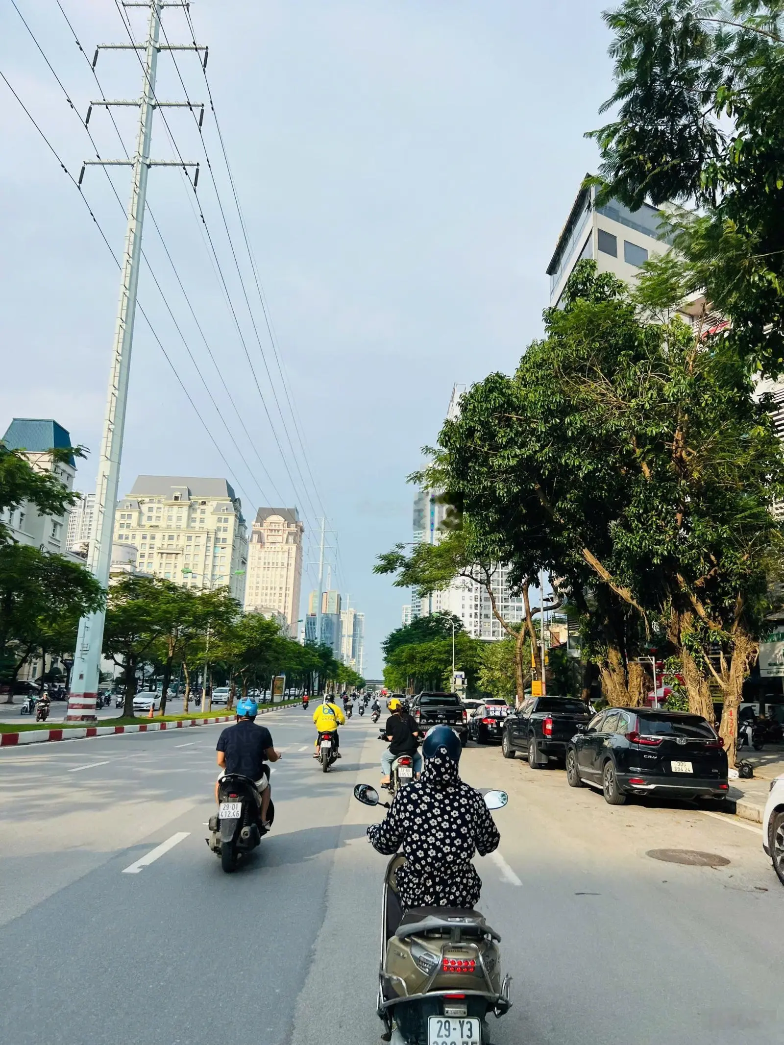 CC bán tòa nhà văn phòng trung tâm Quận Cầu Giấy, đang cho thuê 389,6tr/th. Lô góc.S270m2 MT20m, 8T