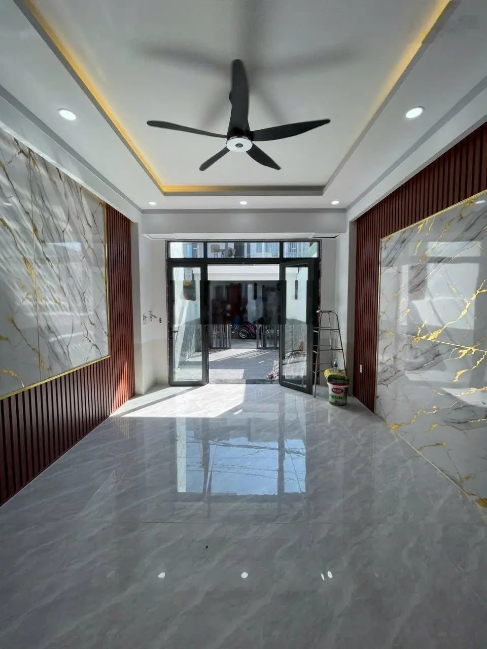 Nhà trệt - 2 lầu gần sân vận động Dĩ An. DT: 82.2m2. Đường nhựa 5m thông. 3 pn - 4 wc giá 4.5 tỷ TL