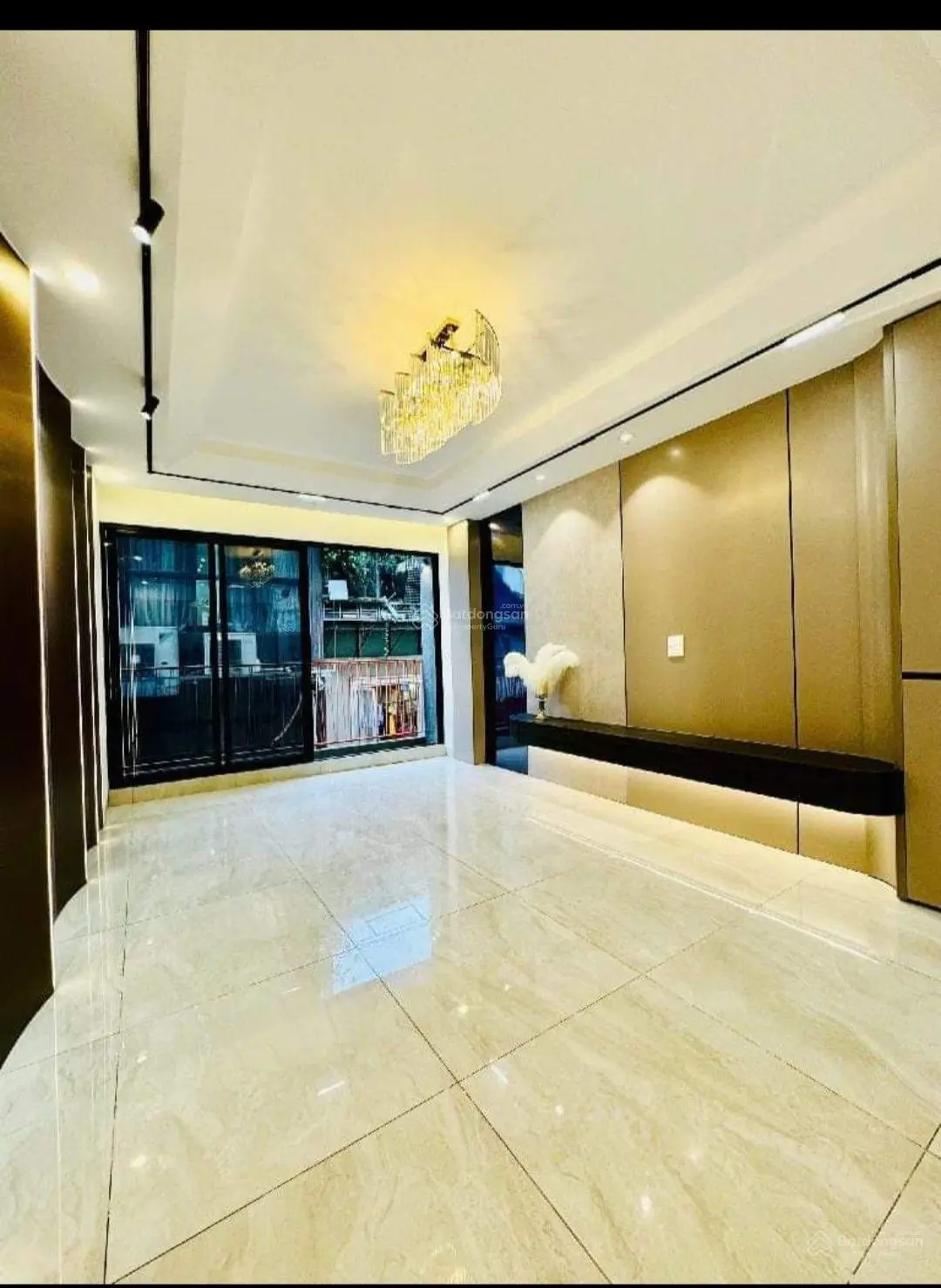 Chính chủ gửi bán nhà mặt phố Nghi Tàm, diện tích 85m2, 5 tầng full nội thất