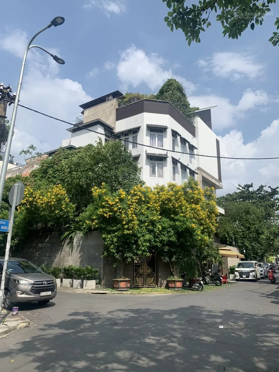 Bán biệt thự hẻm xe hơi 8m 230 đường Pasteur, P.6, Q.3 trệt lầu DT: 27mx25m CN: 570m2, giá 130 tỷ