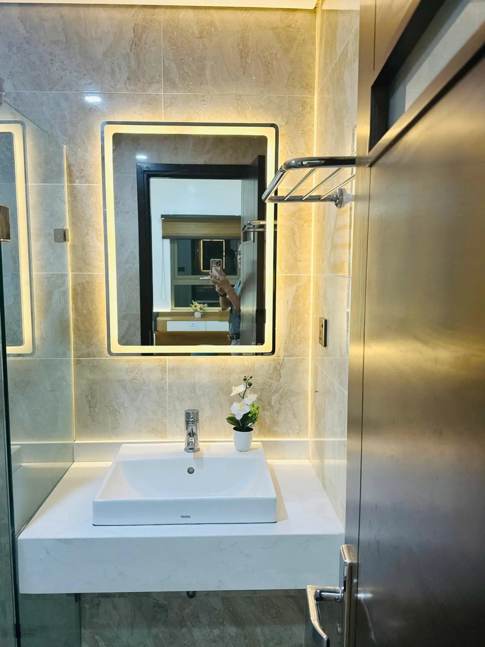 Chính chủ cần bán căn hộ 125m2 Giá 5,5 tỷ đầy đủ nội thất 0989 996 ***