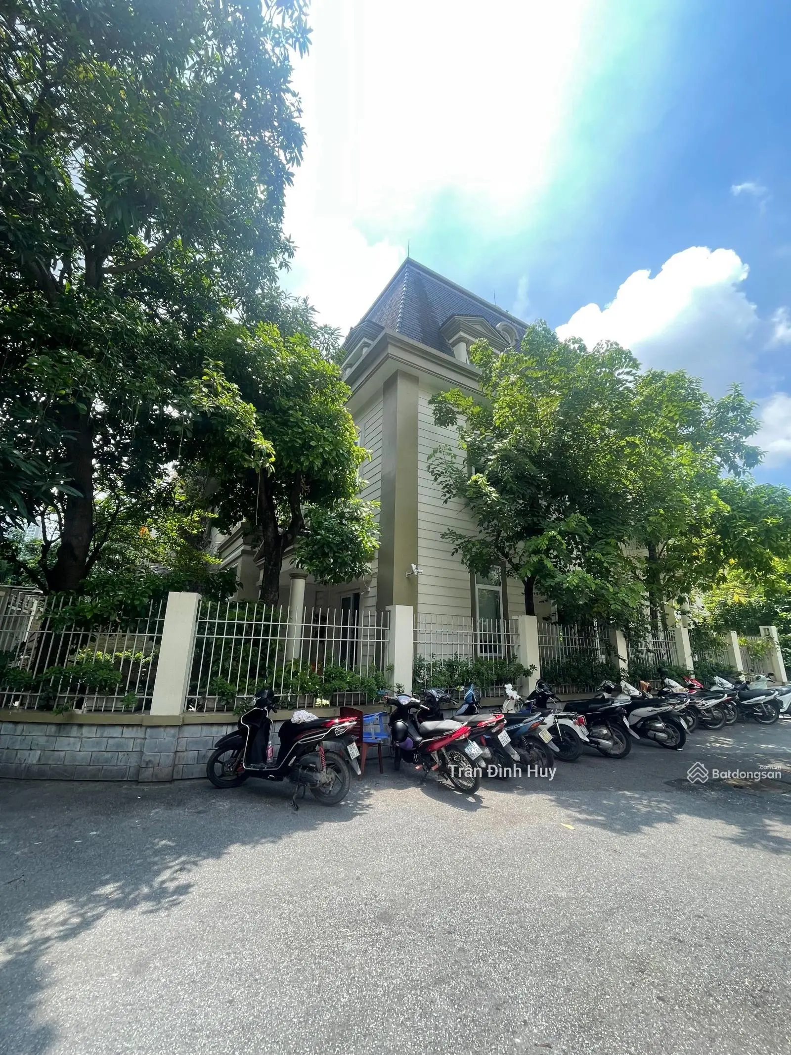 (Biệt thự The Manor) lô góc - vip - 3 mặt tiền - 190m2. Giá 55 tỷ