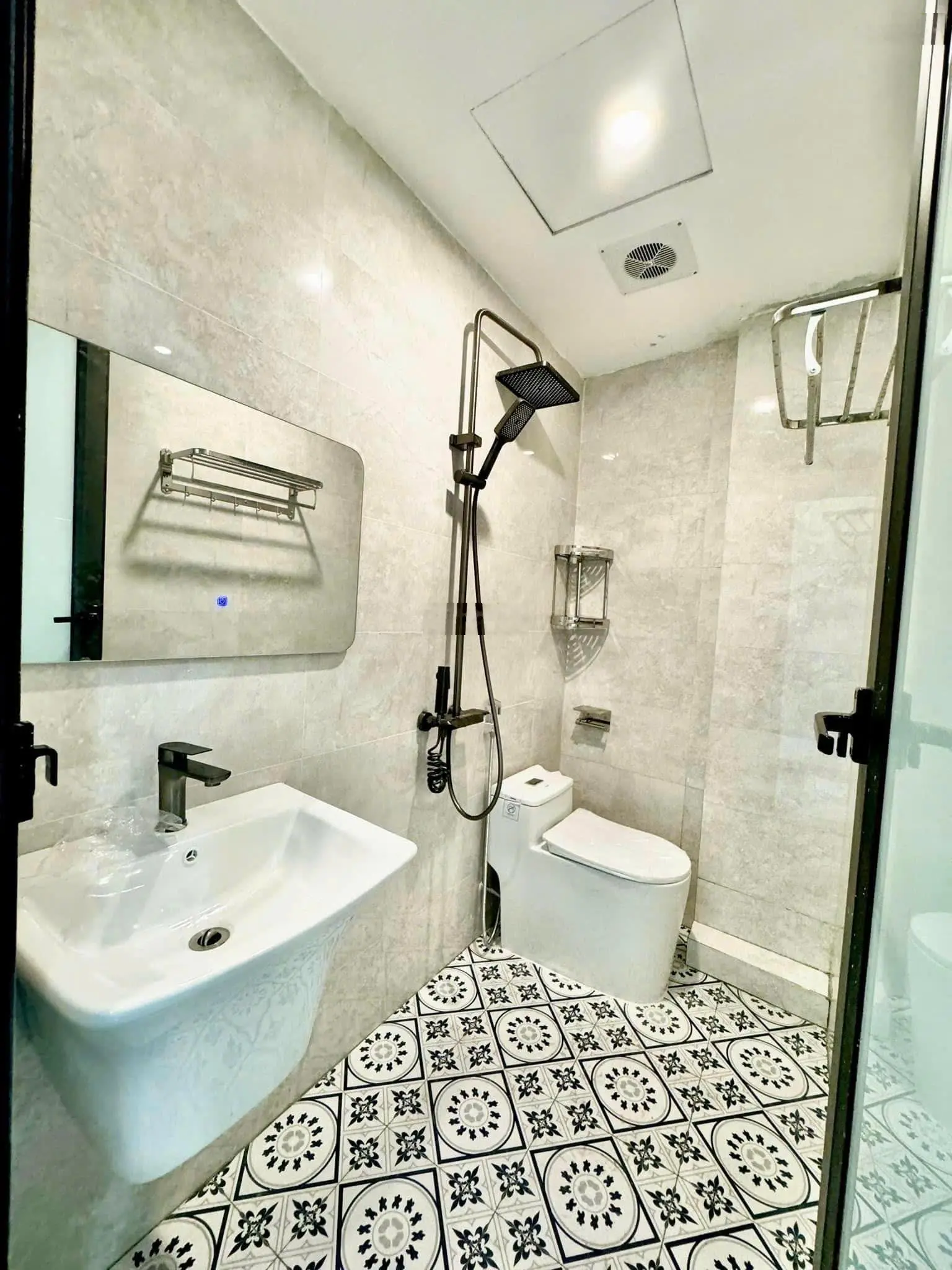 Nhà dt khủng 58m2 xây 3 tầng.lô góc thoáng đẹp, ngõ rộng ô tô lùi cửa. cách trung tâm hà đông 3,5km