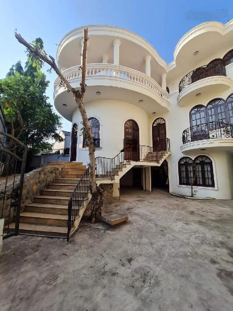 Biệt thự sân vườn, hồ bơi Phạm Văn Đồng 306m2, 3 tầng. Bán gấp Giảm cực sốc 28tỷ xuống còn 14tỷ