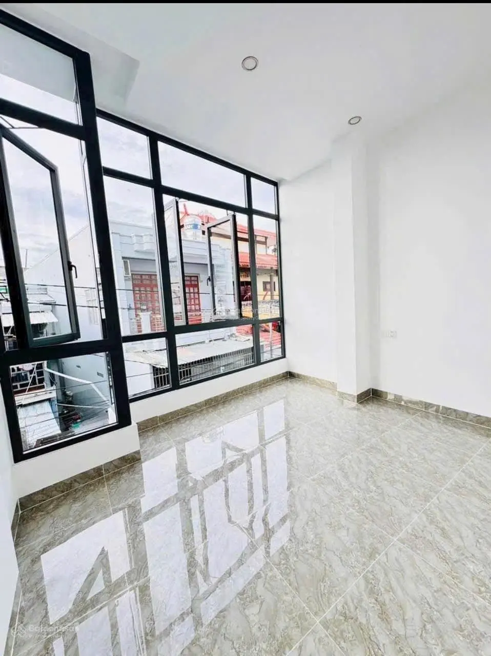 Nhà 3 tầng giá rẻ cho gia đình trẻ ngay trung tâm TP Nha Trang LH 0914456400