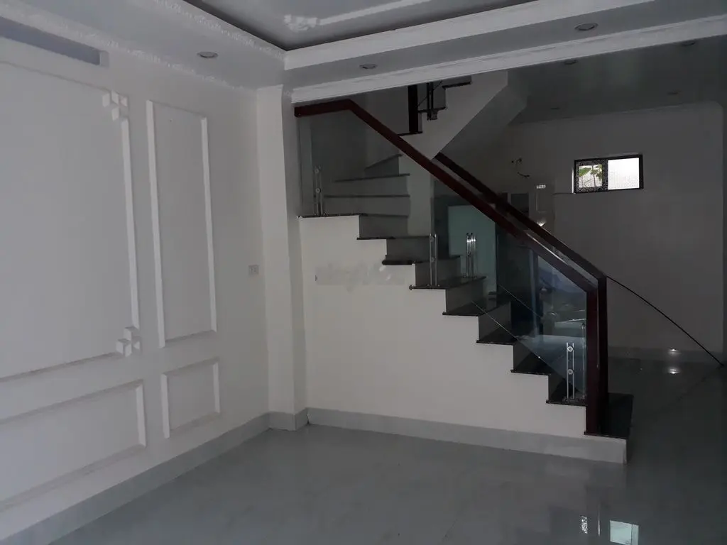 Nhà xây kiểu mới,hiện đại,gần trung tâm.