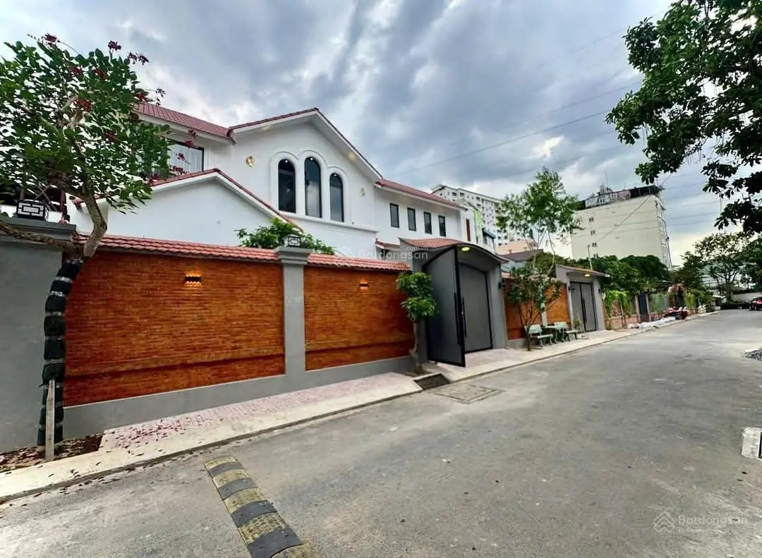 Siêu phẩm biệt thự sân vườn 375m2 - khu phân lô hiện đại - ngay ngã 4 thủ đức lh 0918042143
