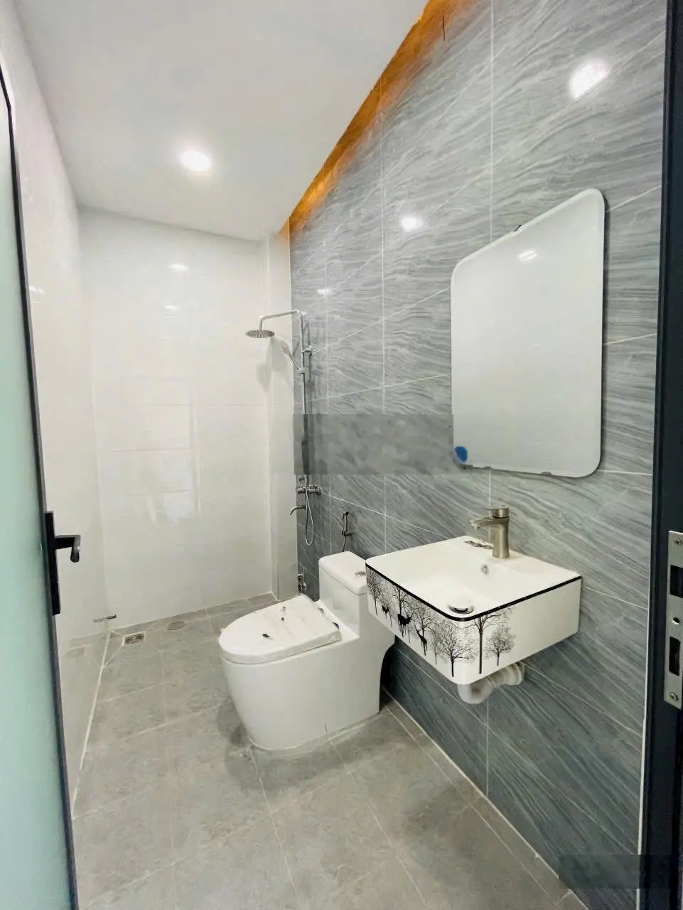 Nhà ngay chợ Bình Chánh - 1trệt 1 lầu - 3 phòng ngủ - 3WC