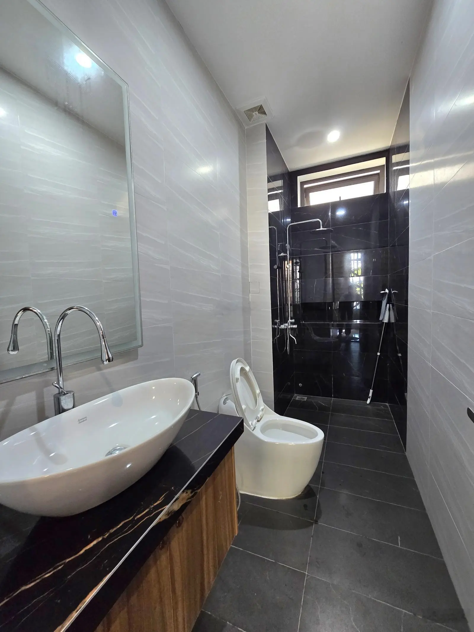 Bán nhà 5 tầng biển Mỹ Khê giá chỉ hơn 12 tỷ, thiết kế rất đẹp dòng tiền thuê đến 40 triệu.