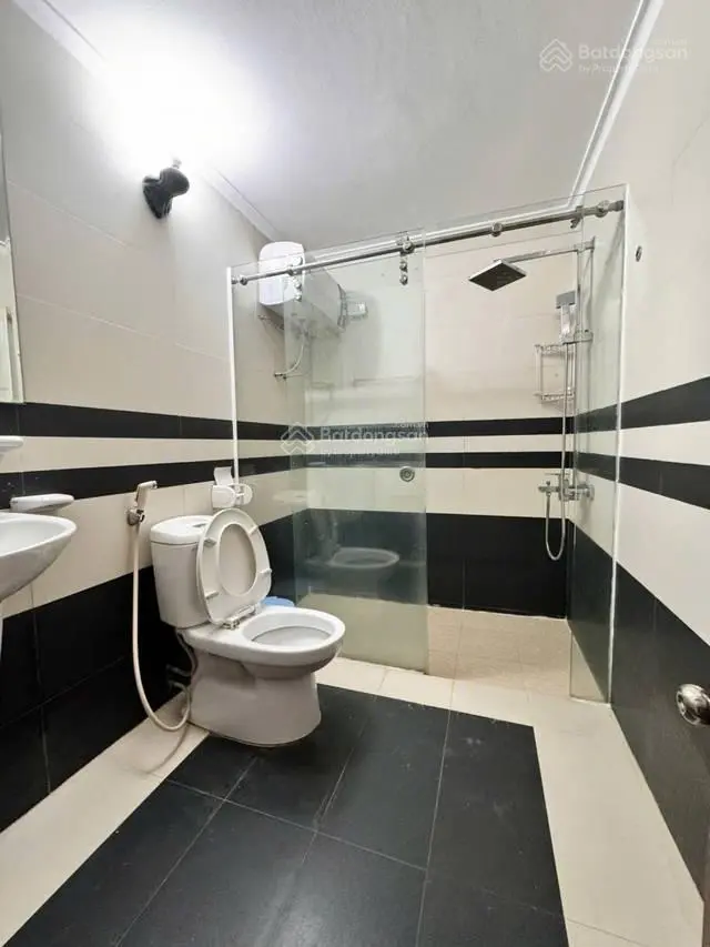 Bán nhà phố Nguyễn Trãi. DT: 57m2 5 tầng. Lô góc. Ô tô nhỏ qua nhà. Dân trí cao. Giá: 11,6 tỷ
