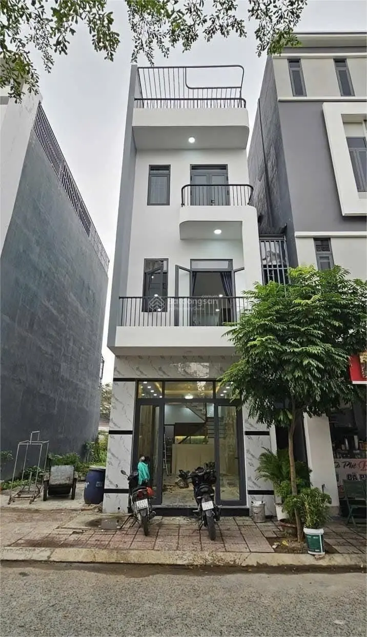 Nhà 1 trệt, 2 lầu, 95m2, mặt tiền đường 6m, siêu rẻ chỉ 2,4 tỷ, đường võ văn kiệt, p. Định hòa, TDM