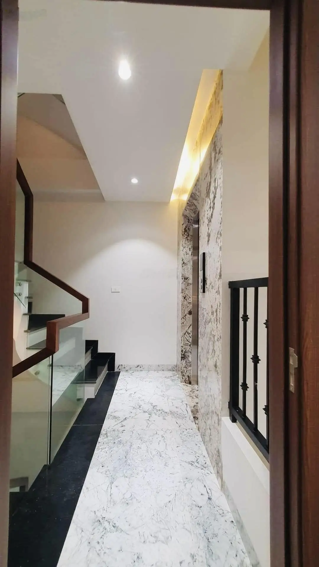 Bán nhà Đường Thái Hà 6 Tầng Thang Máy 43M2 7M Mặt Tiền Ô Tô Đỗ Sát Cửa Trung Tâm Đống Đa 9.6 TỶ